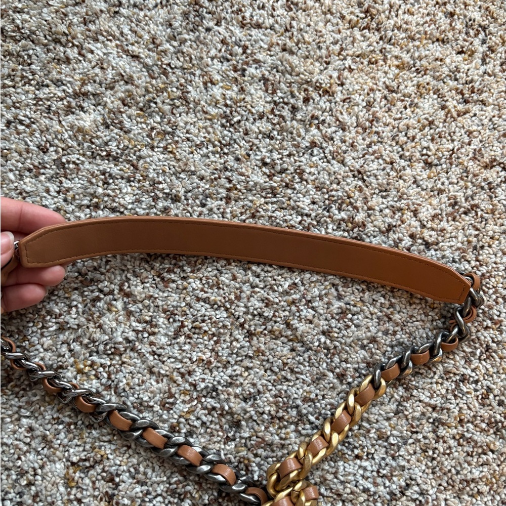 Chanel 19 WOC - Picture 6 of 8